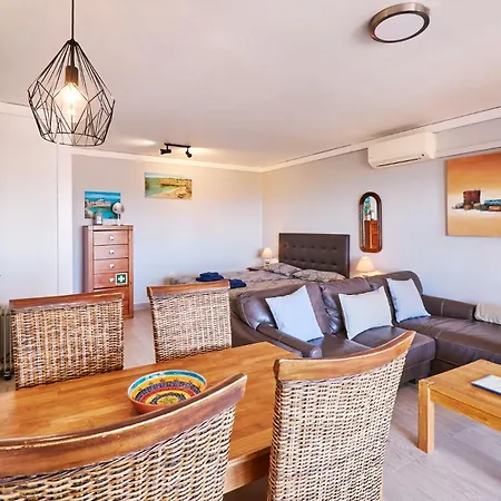 Carina Mit Wunderschoenen Meerlblick * Armação de Pêra