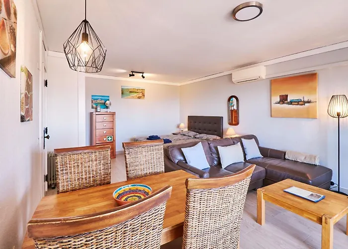 Carina Mit Wunderschoenen Meerlblick * Armação de Pêra